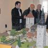 Burgmodell: Ein Modell der Burg Querfurt ist derzeit im Foyer des Karlstadter Stadtgeschichte-Museums ausgestellt. Im Bild von links Andreas Nette von der Stadtverwaltung Querfurt, Museumsleiter Georg Büttner, Gustav Eichler vom Arbeitskreis Städtepartnerschaft Querfurt und Bürgermeister Paul Kruck.