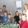 Fast schon eine komplette Fußballmannschaft: Die neunköpfige Familie Walter aus Frankenwinheim mit (von links) Eliah, Frank mit Luan, Yannis, Jonah, Denise mit Cathleen, Sabine und Marilina.