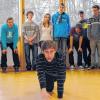Laufen wie eine Katze: Christopher Walther zeigt den Schülern des Franz-Miltenberger-Gymnasiums in einem Theaterworkshop Übungen, um ihre Bühnenpräsenz zu verbessern.