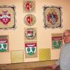 Ein außergewöhnliches Hobby hat sich der Maler- und Stukkateurmeister Hermann Schnös aus Westheim gesucht: Er fertigt Gemeinde- und Familienwappen in Stein an. Aber auch Schachbretter gehören zu seinen Arbeiten.