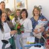 Blumenfreuden für Patienten und Personal: (von links) Susanne Magnes, Leiterin des Patientenmanagements der Haßberg-Kliniken, Ärztin Dr. Aman El Kudr, Karin Zösch und Roland Roth vom Gärtnerring Haßberge, Ärztin Dr. Anne Isecke, Schwester Erika, Patientin Ruth Schüßler mit Baby Paul sowie Blumenfee Bianca Pencz.