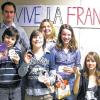 Frankreich-Quiz: Die Lehrer und Organisatoren Manuel Hubmann und Susanne Frühhaber mit Schülern der 5b und Moderatorin Elisa Bott.