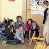 Sich etwas merken kann auch Spaß machen: Beim „Merktag“ in  der Urspringer Schule lernten die Schüler, wie man sich das Lernen leichter machen kann. Philipp (rechts) merkt sich die Zahl 7 anhand der sieben Zwerge am Boden, dargestellt von seinen Klassenkameraden, denen er zuvor die Hand (Zahl 5) gab. Der gekippte Stuhl im Vordergrund stellte ein Dreirad dar, das logischerweise die Zahl 3 symbolisiert.