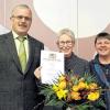 Ehrung vor der Notenkonferenz: BBZ-Schulleiter Harry Koch und Personalratsvorsitzende Elisabeth Düring gratulierten Marianne Schlegel (Mitte) zum Dienstjubiläum.