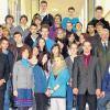 Die Universität erhält einen „LehrLernGarten“: Unser Bild zeigt am Projekt beteiligte Schüler der Klasse 8c der Jakob-Stoll-Realschule mit dem unterfränkischen Ministerialbeauftragten Horst Karch (vorne links), dem Leitenden Regierungsschuldirektor Günter Renner (mittlere Reihe, rechts), dem Leiter der Fachgruppe Didaktik Biologie Dr. Thomas Heyne (vorne, Zweiter von rechts), der Projektkoordinatorin Franziska Wiegand (vorne, Zweite von links) und der stellvertretenden Konrektorin der Schule Rosalinde Hohnheiser (vorne rechts).