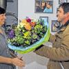 Wiedersehen macht Freude: Harald Straub war zum Valentinstag aus Georgien nach Deutschland zurückgekehrt und überraschte seine Ehefrau Monika mit einem Blumenstrauß.