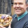 Tolle Knolle: Organisator und Kartoffel-Fan Martin Keller mit Köstlichkeiten, die so schöne Namen tragen wie Hermanns Blaue (die Blauen), Highland Burgundy Red (die Roten), Bamberger Hörnle (die Knubbeligen) und Granola (klassisch rund und gelb).