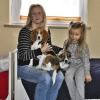 Tierfreunde: Kristina Bernstein mit ihrer Tochter Melina, zusammen mit den beiden Hunden Benny und Bobby (rechts).