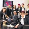 (sp)   Nach umfangreichen Umbaumaßnahmen präsentiert sich der Salon Groha Frisuren in der Luitpoldstraße 9 1/2 im neuen Ambiente – und mit neuem Namen: „Groha at Luitpold“ ist in einem „fast schon futuristischen Stil“ eingerichtet, wie es Geschäftsführer Joachim Groha anlässlich der Eröffnung formulierte. Nicht nur damit soll der Besuch für die Kunden zum Erlebnis werden. Mit dem brandneuen Tablet-Computer iPad können sie im Internet surfen und somit die Wartezeit verkürzen. Im Online-Netzwerk Facebook hat es das Unternehmen innerhalb kürzester Zeit zum „beliebtesten Friseur auf Facebook in Deutschland“ geschafft. Neu sind auch die verlängerten Öffnungszeiten bis 20 Uhr am Donnerstag und Freitag sowie bis 16 Uhr am Samstag. Zwei staatlich geprüfte Coloristinnen – in Deutschland noch äußerst selten – gehören zum Team. Im Bild die Groha-Mitarbeiter zusammen mit (vorne von links) Joachim Groha und seinen Eltern Karl-Robert und Doris Groha.