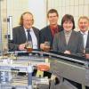 Ein Prosit auf die neue Ausstattung: Zwischen Abfüll- und Etikettieranlage freuen sich hier (von links) Brauerlehrer Markus Metzger, Landrat Thomas Schiebel, Maria Walter von der Regierung von Unterfranken und Schulleiter Bernd Büttner über die neue Errungenschaft.