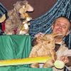 (maha)   Wolfgang Messner vom Blinklichter-Theater aus St. Leon-Rot unterhielt die kleinen Besucher der Marktheidenfelder Stadtbücherei mit einer Bearbeitung des Kinderbuchs „Das kleine Känguru und der Angsthase“ des bekannten Autors Paul Maar („Das Sams“). Mit kuscheligen Stofftieren, kunstvollem Schattenspiel und lustigen Liedern zum Mitklatschen und Mitsingen machten sich die Zuschauer mit dem kleinen Känguru, dem Angsthasen, der Springmaus und der „Schlapperschlange“ auf den Weg, um Beeren für einen Geburtstagskuchen zu suchen.