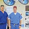 Operieren in den USA: Der Schweinfurter Fußchirurg Dr. Stefan Feiler (rechts) bildete sich in Dallas bei Dr. Brian DeYoe weiter.