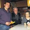 Abschied: Jürgen Heusinger überreicht Brunhilde und Erich Büttner eine Anerkennung der Gemeinde Sulzfeld für 23 Jahre im Dienste des Kindergartens.