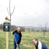 Gedenken an den „Apfel-“Pfarrer: Georg Hansul und Adam Zentgraf (von links) pflanzten den Korbiniansapfel im Streuobstlehrpfad in Hausen.