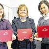 (kup)   Das Mozartfest-Büro hat sein neues Domizil im Erdgeschoss des Rathaus-Westflügels in der Rückermainstraße 2 bezogen. Mozartfest-Team-Geschäftsführerin Karin Rawe (Mitte), Büromanagerin Marion Göbel (links) und Organisationsleiterin Louisa Riedel präsentieren das druckfrische Programm des Mozartfests  2011. Das Programmheft wird auf Wunsch zugesandt. Der Kartenvorverkauf ist ab 1. März schriftlich und ab 1. April im Mozartfest-Büro möglich: Kontakt:  (09 31) 37 23 36, Fax (09 31) 37 39 39, E-Mail info@mozartfest-wuerzburg.de, www.mozartfest-wuerzburg.de; Öffnungszeiten 1. April bis 26. Mai: Montag bis Freitag 10 bis 17 Uhr, 27. Mai bis 2. Juli: Montag bis Samstag 10 bis 14 Uhr.