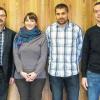 (mk) Der Schulleiter der Beruflichen Oberschule Marktheidenfeld, Studiendirektor Karl Fuchs, freut sich über die Verbesserung der Personalversorgung an seiner Schule. Am 21. Februar nahmen Studienrätin Hannah Amberger (Deutsch/Geschichte) und Lehramtsassistentin Roland Hau (Mathematik/Sport) ihren Dienst in Marktheidenfeld auf und tragen damit dazu bei, dass der Ausfall von Pflichtunterricht an der Beruflichen Oberschule auf ein Minimum reduziert werden kann. Von links: Schulleiter Karl Fuchs, Hannah Amberger, Roland Hau sowie Studienrat Jürgen Bischof, dem der Schulleiter nach zweijähriger Probezeit seine Ernennungsurkunde zum Beamten auf Lebenszeit überreichte.