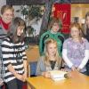 Tolle Vorleserin: Antonia Hölderle vom Rhön-Gymnasium (sitzend) hat den Kreisentscheid des Vorlesewettbewerbs der sechsten Klassen gewonnen. Es gratulierten die Leiterin der Stadtbücherei, Claudia Scheler (Dritte von links), und stellvertretende Bürgermeisterin Anne Zeisner (rechts).