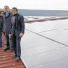 Sonnenfänger: Peter Tiefenthaler (Geschäftsführer der Licht-, Kraft und Wasserwerke Kitzingen), Tobias Martin und Daniel Tripps-Berger von der BayWa, Peter Siegel (Vorstand der VR-Bank Kitzingen) und Ulrich Fluhrer (Vorstand der erneuerbare Energien eG Kitzingen) vor der Solaranlage auf dem Dach der Lagerhalle der Firma Authentic Style in Marktsteft (von links).