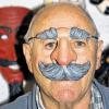 Steht ihm gut: Robert Holzheimer probiert seine Maskenmodelle auch selbst gerne aus.