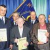 Ehrungen: Für langjährige Treue zum Feuerwehrverein und für aktiven Dienst zeichnete die Feuerwehr Hoheim Manfred Brand, Edgar Meuser, Alois Götz und Günter Rostkron (vorne von links) aus. Im Hintergrund: Kommandant Winfried Söhnlein und Vorsitzender Klaus Spannheimer.