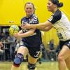 Hier geblieben: Bergtheims Handballerinnen um Carolin Roth (links) konnten sich im Keller-Duell gegen die WSG Eningen/Pfullingen (rechts Felia Lehner) nicht durchsetzen.