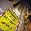 Demo: Greenpeace Aktivisten klettern am Montag auf einen der Kühltürme des AKW Neckarwestheim, um gegen die nach Ansicht von Greenpeace mangelhafte Atomaufsicht in Baden-Württemberg zu protestieren. Der Text des Banners lautet:“Atomkraft schadet dem Ländle“.