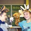 Mit Handpuppen und entsprechendem Gesichtsausdruck: Zwei Schüler der Mittel- und Ganztagsschule Heuchelhof demonstrieren unterschiedliches Kommunikationsverhalten durch Wolfssprache und Giraffensprache.