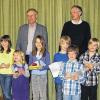 Stolze Preisträger: Die Buben und Mädchen des Kindergartens Turnplatzstraße wurden mit dem Naturschutzpreis des BN Kreuzwertheim ausgezeichnet, den ihnen Peter Merkert und Georg Wolpert (hinten von links) überreichten.