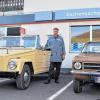 LOH und GEM: Armin Eschenbacher zwischen seinen beiden Fahrzeugen mit alten Kennzeichen – Kübelwagen und Opel Ascona.