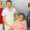 (agä)   Die gemeinsame Anschaffung eines Behandlungsstuhles durch die Praxis Dr. Christian Guckenberger und der Seniorenresidenz Zellingen GmbH ermöglicht es den Bewohnern, zweimal jährlich eine zahnärztliche Vorsorge-Untersuchung im eigens errichteten Behandlungszimmer wahrzunehmen. Die „bequeme Art“ eines Zahnarztbesuches stieß bei vielen Senioren auf große Resonanz, worüber Maria Preißner und Dr. Guckenberger sehr erfreut waren. Das Bild zeigt (von rechts) Maria Preißner (Geschäftsführerin der Seniorenresidenz Zellingen GmbH), Maria Blatterspiel (Bewohnerin), Dr. Guckenberger sowie eine seiner Assistentinnen.