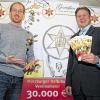 Vereinsmeier 2011:Die Jurymitglieder freuen sich bereits auf die Bewerbungen für Hofbräu Vereinsmeier 2011, links Schwimmweltmeister Thomas Lurz beim Jonglieren der Aktionskronkorken, rechts Michael Krasser, Geschäftsführer der Würzburger Hofbräu.