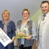 Mit Bild und Blumen: Emmy Sienkowiec (Mitte) geht in den Ruhestand. Verabschiedet wurde sie von der Vertreterin der Belegschaft Renate Hildmann und Bürgermeister Udo Baumann.