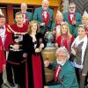 Am Wein-Brunnen vor dem Tore: Ludger Schuhmann (Präsident Gilde Giemaul, vorne von links), Kurt Baumeister (Präsident Unterfranken Fastnacht-Verband Franken), Giemaul Michael Schloßareck mit Pagin Pia, Viktor Heck (Zugleitung Heidingsfeld), die Fränkische Weinkönigin Melanie Unsleber, die Würzburger Weinprinzessin Kerstin Heitzenröther und Winzer Stefan Fesel, hinten von links die Zugleiter Dieter Hemm, Gerhard Sauerhammer, Stephan Huppmann, Sigi Bader und Hubert Wohlfart.