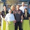 (hawo)   Olaf Wehner, ehemaliger Küchenchef des Hotels Kissinger Hof und des Restaurants „Zur Rotbuche“, hat gemeinsam mit seinem Team am 1. März das Restaurant „Golfhaus“ sowie die Bewirtschaftung der Räume des Golfclubs Bad Kissingen übernommen. Als Spross einer alteingesessenen Gastronomen-Familie freue er sich, dass ihm mit dem Golfhaus ein Objekt angeboten wurde, das durch sein besonderes Ambiente und der Lage mitten im Grünen eine ganz eigene Anziehungskraft ausübe, heißt es in einer Pressemitteilung. Kulinarisch hat sich Olaf Wehner nach eigenen Angaben der ursprünglichen, regionalen Küche verschrieben. Im Bild (von links) Petra Weir, Sabine Knopp, Petra Hergenröther, Olaf Wehner, Lars Christian Bothe und Isabell Hergenröther