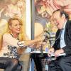 Das amerikanische Fotomodel Jerry Hall schneidet am Donnerstag dem Verleger Lothar Schirmer in München im Hotel Bayerischer Hof bei der Präsentation ihrer Biografie „Jerry Hall – Mein Leben in Bildern“ anlässlich der Weiberfastnacht die Krawatte ab. In ihrer Biografie gibt die gebürtige Texanerin Hall Einblick in ihre Beziehung zu Ex-Partner Mick Jagger und öffnet auch das private Fotoalbum. Der Bildband enthält überdies zahlreiche Fotos aus ihrer Arbeit als Model.  Außerdem zeigt die Biografie der heute 54-Jährigen Fotos aus ihrer Arbeit als Model.