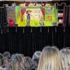(dix)   Die Puppenbühne „Karfunkel“ (aus Burgpreppach) hat in der Grundschule das Kindertheaterstück „Peterson und Findus – Die Geburtstagstorte“ aufgeführt. Da die Puppentheater-Besitzer selbst Eltern eines Grundschulkindes sind, kamen sie gerne der Anfrage der Schule nach, einmal für alle Schüler in der Aula aufzutreten. Als Gäste waren auch die Vorschulkinder des Kindergartens eingeladen. Alle waren absolut begeistert und durften sogar nach der Aufführung hinter die Kulissen schauen und die einzelnen Puppen und ihre Funktionsweise genauer begutachten.
