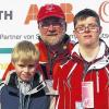 Die jungen Sportler John Breit (links) und Daniel Ebert mit Dieter Anderlohr in Altenberg im Erzgebirge.