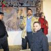 Impressionen im Schloss: Der querschnittsgelähmte Fotopainting-Künstler Norbert Röder aus Frankfurt am Main, hier sitzend während seiner Vernissage am Samstagnachmittag mit dem Laudator Georg Seifried (links) und Besuchern.