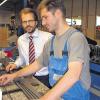 Ständige Kontrolle der Qualität: Chef Manfred Roth (hinten) ist bei Hirrlinger Profilmetall häufig in der Produktion anzutreffen.