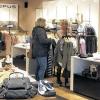 Hell und in warmen Farben: Martin Krause eröffnete nach Umbauarbeiten seinen Modern-Women-Store in der Hauptstraße 50. „Styled by Koch“ heißt der Nachfolger von „Street one“. Im Bild von links: Mitarbeiterin Isabell Gehrig, eine Kundin, Filialleiterin Annabell Schneider und Inhaber Martin Krause.