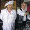 (bab)   Das Berghotel „Silberdistel” in Sandberg ist wieder geöffnet. Pächter Heinz-Jürgen Mühlberg (rechts) stammt aus Schmalkalden, ist gelernter Küchenmeister und seit 40 Jahren in der Gastronomie tätig. Gelernt hat er in Oberhof und war in den Folgejahren in mehreren Bundesländern tätig. Als Koch steht ihm Rolf Holzmann aus Wasungen zur Seite, der ebenfalls langjährige Berufserfahrung hat. Unter anderem war er Lehrausbilder im Schloss Landsberg bei Meiningen. Zum Mitarbeiterteam gehören Karla Lenk mit ihren Töchtern Mandy und Annette, die beide Hotelfachfrauen sind. Das Hotel hat täglich von 11 bis 24 Uhr geöffnet. A' la carte gibt es gutbürgerliche deutsche Küche sowie thüringer und fränkische Spezialitäten mit Produkten aus der Region. Das Berghotel empfiehlt sich für Veranstaltungen, Familienfeiern oder Tagungen. Es verfügt über 40 Gästebetten. Informationen und Reservierungen unter  (0 97 01) 9 07 50, Fax. (0 97 01) 90 75 29. E-Mail: berghotel-sandberg@web.de