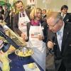Die Entscheidung beim „Golden Kloß“: Elke Walther (Kitzingen) erreicht exakt das Idealgewicht, bestätigt Messeorganisator Rudolf F. Thomas (rechts). IHK-Hauptgeschäftsführer Professor Ralf Jahn (links) lag ein Gramm darüber.
