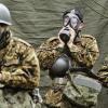 Hoher radioaktiver Strahlung ausgesetzt: Japanische Soldaten in Schutzkleidung bereiten sich nach einem Einsatz für die Dekontamination (Entgiftung) in einem speziellen Zelt vor.