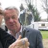 Mit der Lupe sieht man einfach besser: Die beiden Ochsenfurter Werner Galauke und Bernhard Zeitz beurteilen bayernweit Campingplätze. Bei dieser seriösen Tätigkeit im Auftrag des Landesverbandes für Campingplatzunternehmer in Bayern (LCB) verteilen sie auch Sterne.