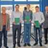 Freigesprochen: Die drei prüfungsbesten Landtechniker mit den Gratulanten: Von links Thomas Wehr (stellvertretender Obermeister aus Remlingen), Frank Geyer (Obermeister aus Unterspiesheim), Alexander Maag aus Bowiesen (Platz eins), Norman Hoffmann aus Wertheim (Platz zwei) und Cornelius May aus Retzstadt (Platz drei), Friedrich Schwarz (Prüfungsleiter) und Herbert Lang (Direktor der Landwirtschaftsschule).