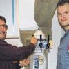 Trocken-Zapfen: Noch rinnt kein Bier durch die Hähne. Rainer Ernst (links), Pächter der neuen Gaststätte auf Schloss Aschach, lässt sich gerade von Schankanlagen-Installateur Rainer Prechtel die neue Zapfanlage erklären.