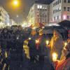 Im Gedenken an die Zerstörung Würzburgs: Bürgerinnen und Bürger versammelten sich am Mittwochabend um 21.20 Uhr mit Kerzen auf dem Domvorplatz.Foto: THOMAS OBERMEIER