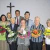 Blumen für segensreiche Arbeit: Bei der 25-Jahr-Feier der Selbsthilfegruppe „Nach Krebs“ im Gemündener Kolpingheim stellten sich die Leiterinnen und Gründungsmitglieder mit den Ehrengästen zum Erinnerungsfoto (von links): Pfarrer Arkadius Kycia, Gruppenleiterin Christine Füller, Simone Hoffmann vom Selbsthilfebüro Main-Spessart, Elfriede Joa, Markus Besseler (Geschäftsführer der Bayerischen Krebsgesellschaft), stellvertretende Leiterin Helene Lampert, Landrat Thomas Schiebel, Rita Zügner, Margot Raitl und Gemündens Bürgermeister Georg Ondrasch.
