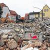 (mim)   Ein Trümmerfeld. Mehr ist vom alten Gebäude der Sparkasse am Hofheimer Marktplatz am Ende der Woche nicht mehr geblieben. Zwei Bagger hatten innerhalb der vergangenen zehn Tage das Haus, in das Hofheimer Bürger jahrzehntelang brav ihren Spargroschen getragen haben, Stockwerk für Stockwerk, Stein für Stein eingelegt. In der kommenden Woche gehen die Abbrucharbeiten auf dem Areal, auf dem die Sparkasse Ostunterfranken ihre neue Filiale errichten möchte, weiter. Als Nächstes fällt das noch stehende frühere Gebäude der Druckerei Holl den Abrissbaggern zum Opfer. Zahlreiche weitere Bilder, die die Abrissarbeiten nachvollziehbar machen, und Videoclips finden Sie bei uns im Internet unter www.mainpost.de/regional/hassberge