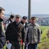 Auseinandersetzung mit der geplanten Zubringertrasse: Bürgermeister Matthias Loschert (Dritter von rechts) im Gespräch mit Bürgern. Im Hintergrund ist Hausen zu sehen.DEHM